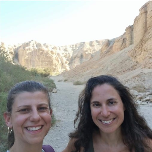 אני והחברה הטובה שלי בתחילת המסלול בנחל ערוגות, מדבר יהודה